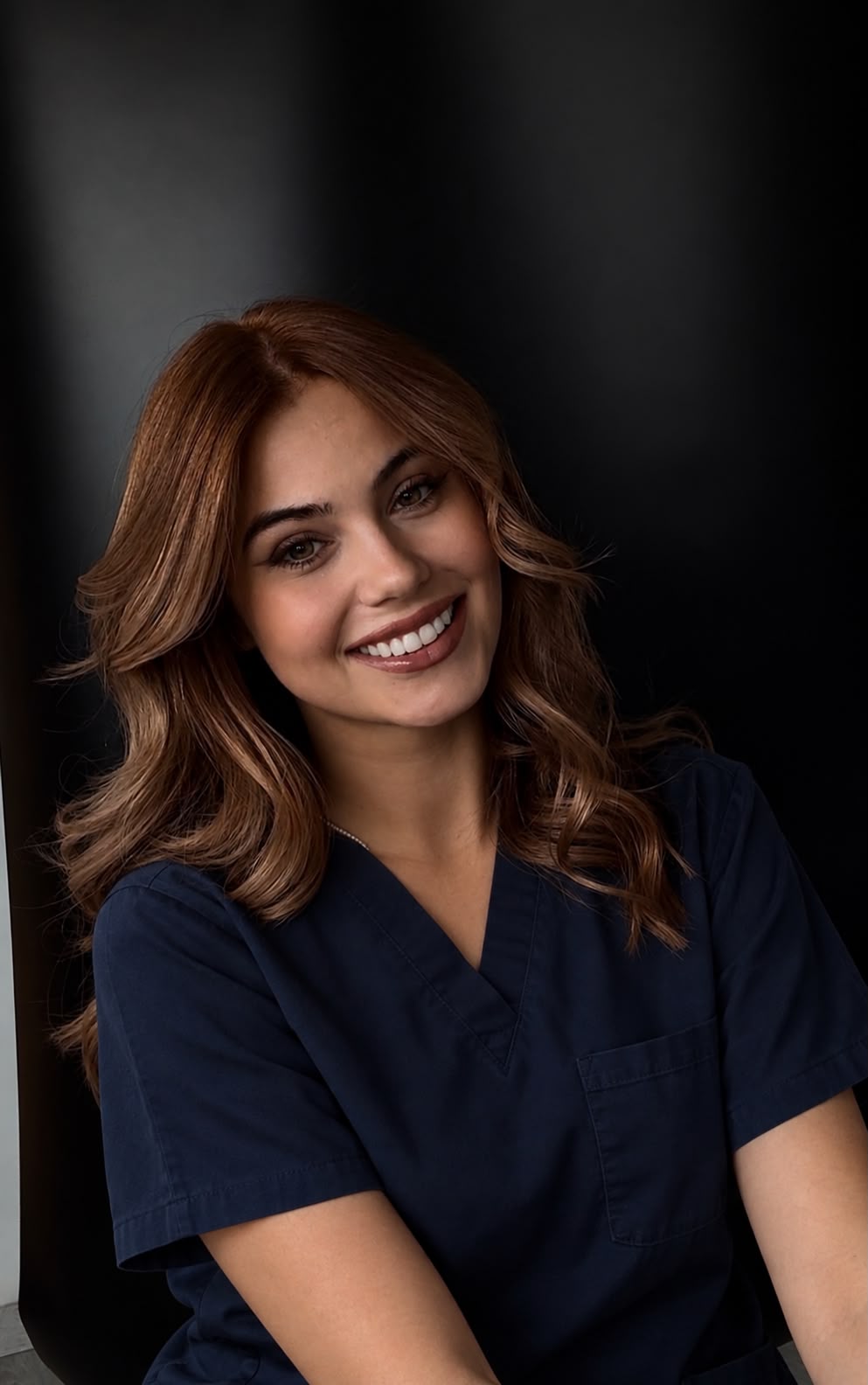 Portretul Dr. Lorena Bican, zâmbind, în halat de lucru